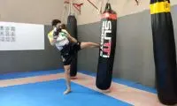 Módulo 4 do Curso de Kickboxing Online — Treino com saco de pancada e aparadores