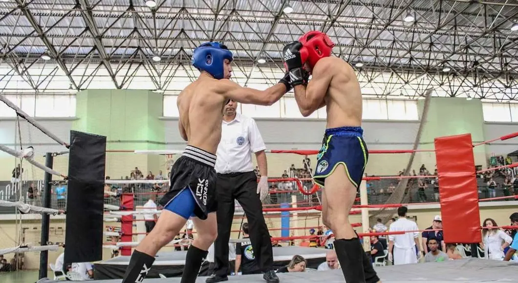Vinicius Oliveira em treinamento de kickboxing